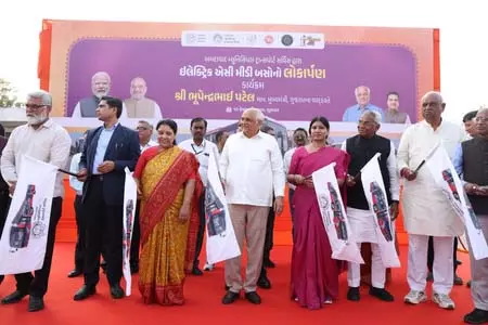 गुजरात सीएम ने एएमटीएस की 28 इलेक्ट्रिक बसों को हरी झंडी दिखाकर रवाना किया गुजरात सीएम ने एएमटीएस की 28 इलेक्ट्रिक बसों को हरी झंडी दिखाकर रवाना किया