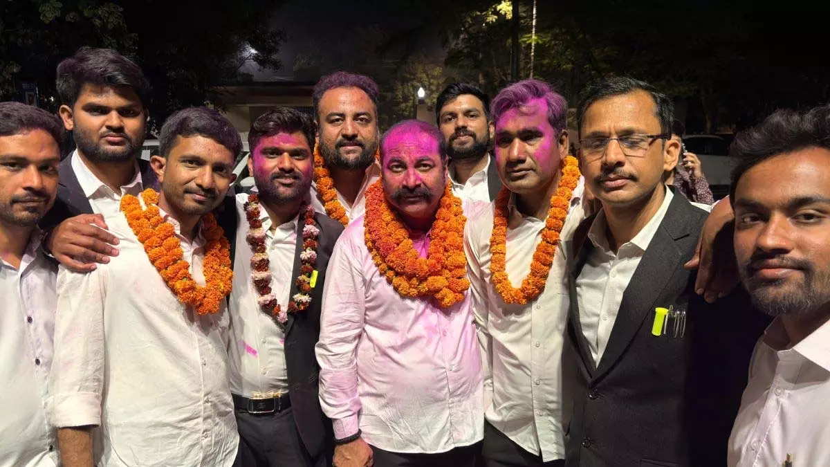 हाईकोर्ट बार चुनाव 2026–2028: रजनीश सिंह बघेल बने अध्यक्ष, युवा अधिवक्ताओं में उत्साह हाईकोर्ट बार चुनाव 2026–2028: रजनीश सिंह बघेल बने अध्यक्ष, युवा अधिवक्ताओं में उत्साह