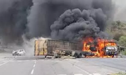 Jharkhand Accident: हाईवा की टक्कर से कंटेनर बना आग का गोला, जिंदा जला ड्राइवर Jharkhand Accident: हाईवा की टक्कर से कंटेनर बना आग का गोला, जिंदा जला ड्राइवर