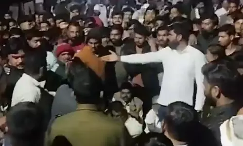 कपड़ा व्यापारी को आया हार्ट अटैक, दुकान तोड़ने पहुंची थी निगम टीम, मौत कपड़ा व्यापारी को आया हार्ट अटैक, दुकान तोड़ने पहुंची थी निगम टीम, मौत