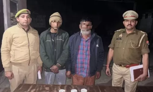 बाप-बेटा लुटेरे निकले, महिलाओं से पता पूछने के बहाने वारदात