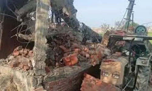 Firozabad: निर्माणाधीन मकान का लेंटर गिरा, बच्ची की मौत, 11 मजदूर घायल Firozabad: निर्माणाधीन मकान का लेंटर गिरा, बच्ची की मौत, 11 मजदूर घायल
