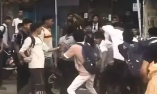 मालवीय रोड में स्टूडेंट्स के बीच मारपीट, गर्लफ्रेंड पर कमेंट को लेकर हुआ बवाल मालवीय रोड में स्टूडेंट्स के बीच मारपीट, गर्लफ्रेंड पर कमेंट को लेकर हुआ बवाल