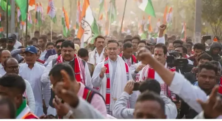 Assam में सियासी संग्राम तेज, सीएम की पत्नी की लैंड डील को लेकर विरोध प्रदर्शन Assam में सियासी संग्राम तेज, सीएम की पत्नी की लैंड डील को लेकर विरोध प्रदर्शन