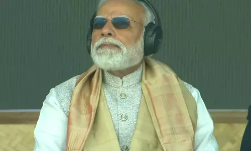 ऐतिहासिक पल देखने को मिला...इमरजेंसी लैंडिंग स्ट्रिप पर उतरा PM मोदी का प्लेन, LIVE....