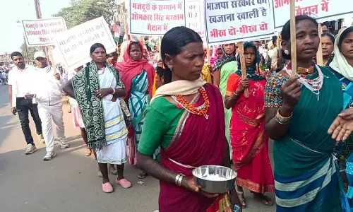 MP : डिंडोरी में कांग्रेस कार्यकर्ताओं ने राज्य सरकार की ओर से भीख मांगी