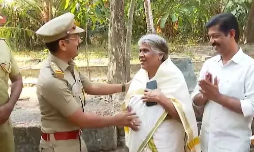 बुज़ुर्ग महिला ने ट्रैफ़िक नियम तोड़ने वाले का सामना किया, केरल MVD ने सम्मानित किया