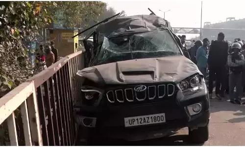 बेकाबू स्कॉर्पियो का तांडव...एक की मौत, पैदल जा रहे लोगों पर गिरी बेकाबू स्कॉर्पियो का तांडव...एक की मौत, पैदल जा रहे लोगों पर गिरी