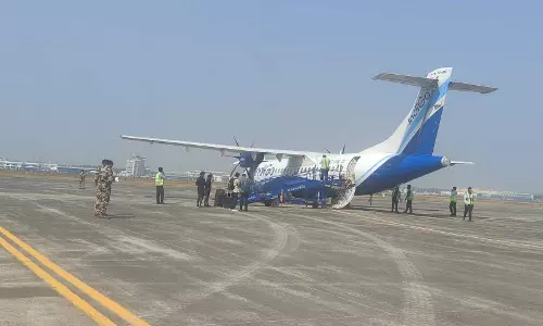 एयरपोर्ट पर बम की धमकी से हड़कंप, फ्लाइट खाली कराई गई, VIDEO
