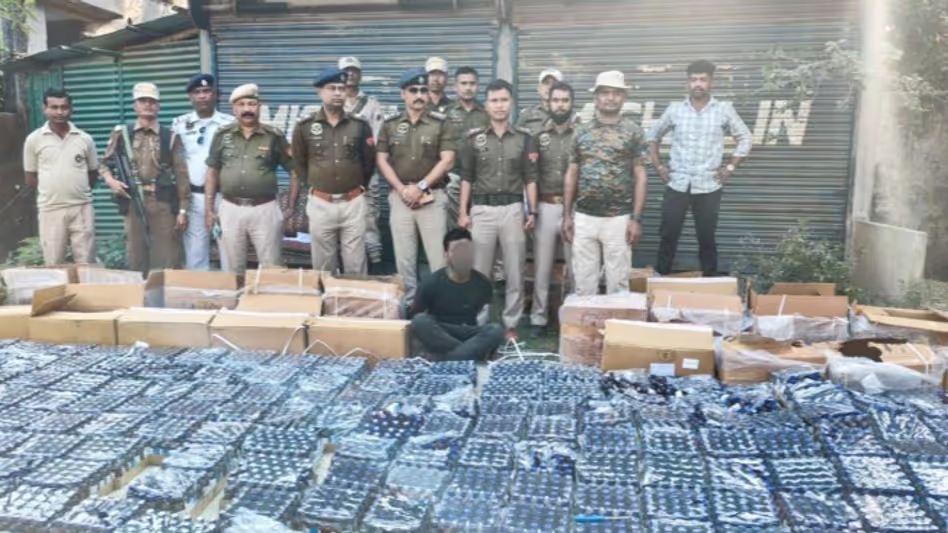 Assam के श्रीभूमि में कफ सिरप की बड़ी खेप, एक गिरफ्तार Assam के श्रीभूमि में कफ सिरप की बड़ी खेप, एक गिरफ्तार