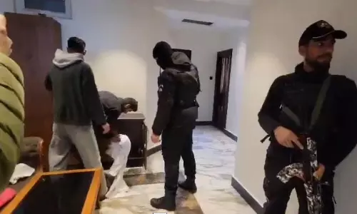 Srinagar:होटलों-गेस्ट हाउसों पर ताबड़तोड़ छापे Srinagar:होटलों-गेस्ट हाउसों पर ताबड़तोड़ छापे