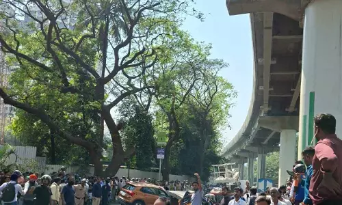 मेट्रो पिलर का हिस्सा ऑटो पर गिरा, कई लोग घायल मेट्रो पिलर का हिस्सा ऑटो पर गिरा, कई लोग घायल
