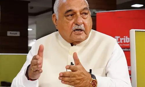 Haryana में बीजेपी सरकार पर पेंशन में भारी कटौती का आरोप लगाया Haryana में बीजेपी सरकार पर पेंशन में भारी कटौती का आरोप लगाया