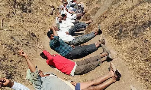 Chikkodi : किसानों ने नहर में सोकर विरोध प्रदर्शन किया