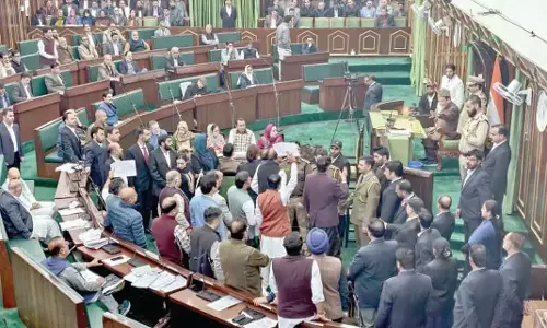 भाजपा विधायक के कश्मीरियों ने ज़मीन पर कब्ज़ा किया दावे पर J&K विधानसभा में हंगामा भाजपा विधायक के कश्मीरियों ने ज़मीन पर कब्ज़ा किया दावे पर J&K विधानसभा में हंगामा