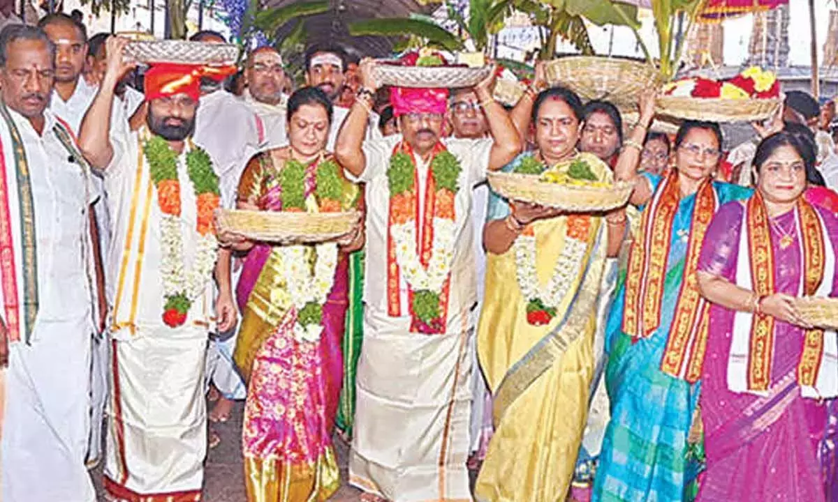 Andhra: श्रीकालहस्तीश्वर स्वामी को रेशमी वस्त्र भेंट किए गए Andhra: श्रीकालहस्तीश्वर स्वामी को रेशमी वस्त्र भेंट किए गए