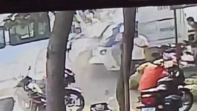 Bhubaneswar में तेज रफ्तार यात्री ने ऑटो और दुकान को टक्कर मारी, 2 गंभीर रूप से घायल Bhubaneswar में तेज रफ्तार यात्री ने ऑटो और दुकान को टक्कर मारी, 2 गंभीर रूप से घायल