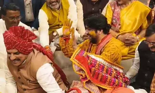 धीरेंद्र शास्त्री ने बागेश्वर धाम में शादी से पहले सामूहिक समारोह के दौरान CM को हल्दी लगाई धीरेंद्र शास्त्री ने बागेश्वर धाम में शादी से पहले सामूहिक समारोह के दौरान CM को हल्दी लगाई