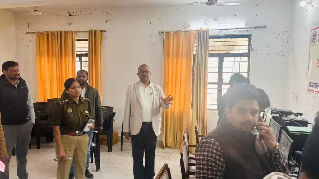 Farrukhabad: बोर्ड परीक्षा तैयारियों का डीएम-एसपी ने लिया जायजा Farrukhabad: बोर्ड परीक्षा तैयारियों का डीएम-एसपी ने लिया जायजा