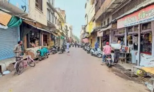 Farrukhabad: ठंडी सड़क पर संडे बाजार में सन्नाटा Farrukhabad: ठंडी सड़क पर संडे बाजार में सन्नाटा