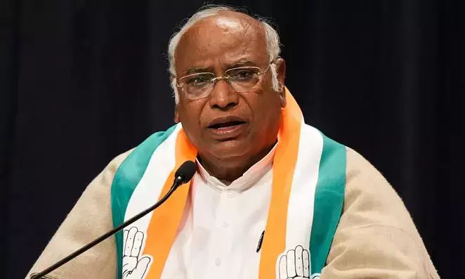 खड़गे ने Telangana नगर निगम चुनावों में कांग्रेस की जीत की तारीफ की खड़गे ने Telangana नगर निगम चुनावों में कांग्रेस की जीत की तारीफ की
