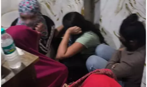 तीन स्पा सेंटरों पर छापा पड़ा, मच गई अफरातफरी तीन स्पा सेंटरों पर छापा पड़ा, मच गई अफरातफरी