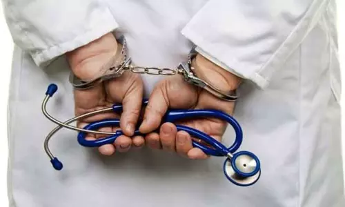 Medical कॉलेज हॉस्पिटल में नकली डॉक्टर बनने के आरोप में लड़की गिरफ्तार Medical कॉलेज हॉस्पिटल में नकली डॉक्टर बनने के आरोप में लड़की गिरफ्तार