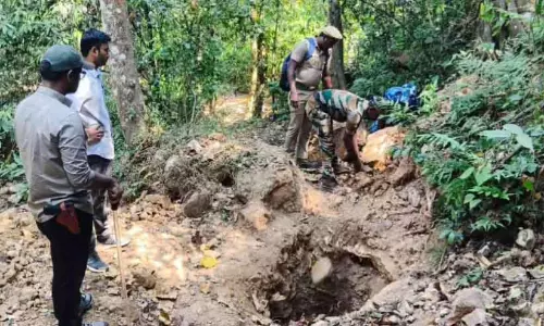 Kerala अवैध सोने की माइनिंग; गड्ढों को ढकना शुरू कर दिया Kerala अवैध सोने की माइनिंग; गड्ढों को ढकना शुरू कर दिया