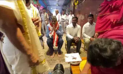 AP Budget की कॉपियां कनक दुर्गम्मा में रखी गईं; अधिकारियों ने पूजा की