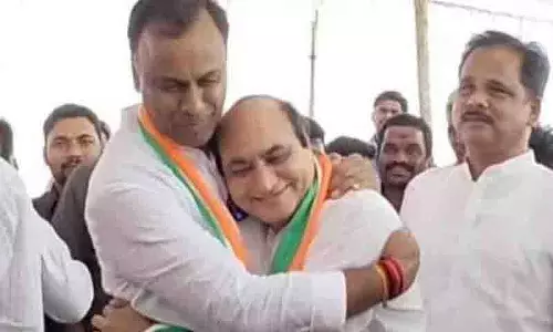 Choutuppal नगर पालिका के पूर्व चेयरमैन वेमरेड्डी राजू को वोटर ने शॉक ट्रीटमेंट दिया Choutuppal नगर पालिका के पूर्व चेयरमैन वेमरेड्डी राजू को वोटर ने शॉक ट्रीटमेंट दिया