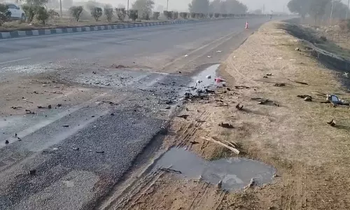 Jaipur के चाकसू में कार-ट्रक की टक्कर, पांच लोगों की मौत Jaipur के चाकसू में कार-ट्रक की टक्कर, पांच लोगों की मौत