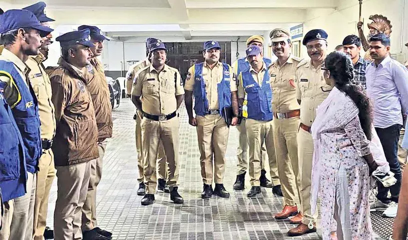 DCP ने आम नागरिक की तरह पुंजागुट्टा पुलिस स्टेशन का निरीक्षण किया DCP ने आम नागरिक की तरह पुंजागुट्टा पुलिस स्टेशन का निरीक्षण किया