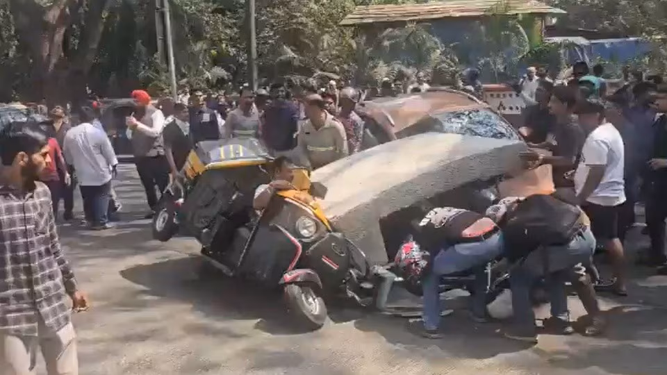 Mumbai: रनिंग ऑटो पर मेट्रो पिलर गिरा, 4 गंभीर रूप से घायल Mumbai: रनिंग ऑटो पर मेट्रो पिलर गिरा, 4 गंभीर रूप से घायल