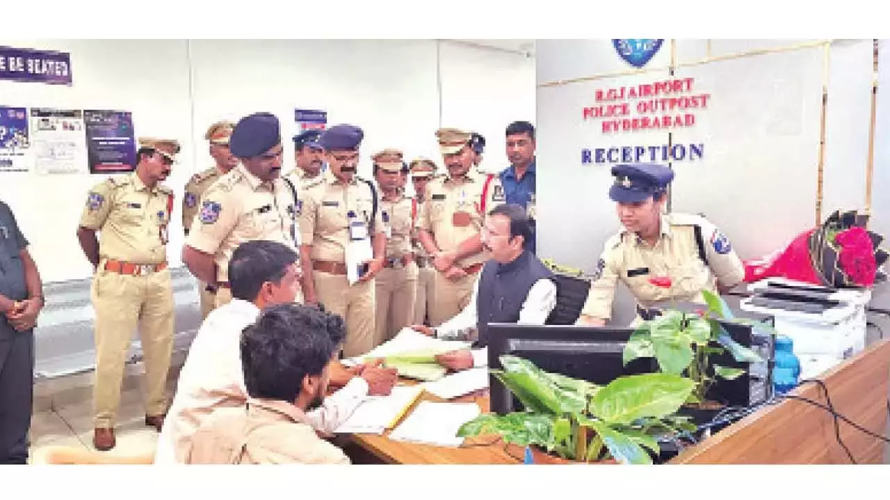 Telangana: सज्जनार ने आरजीआईए चौकी का औचक निरीक्षण किया Telangana: सज्जनार ने आरजीआईए चौकी का औचक निरीक्षण किया