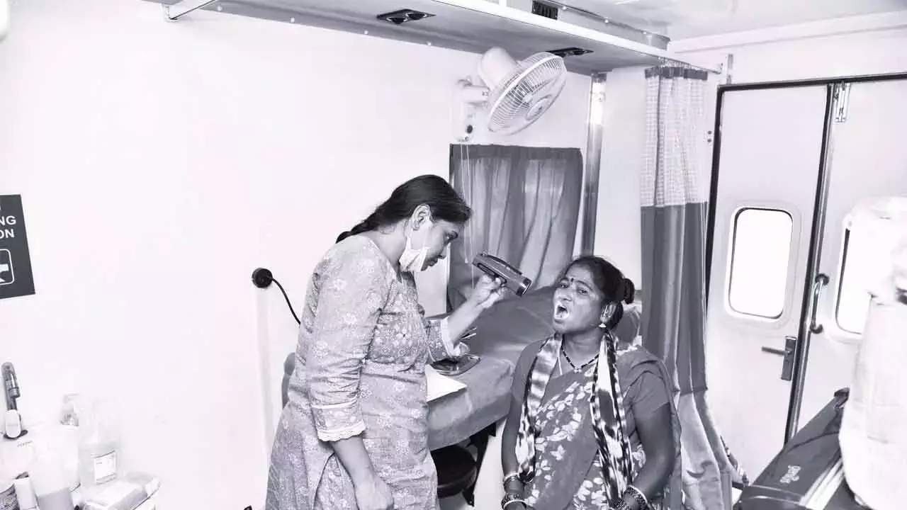 Telangana: सफाई कर्मचारियों के लिए फ्री कैंसर स्क्रीनिंग कैंप शुरू किया गया Telangana: सफाई कर्मचारियों के लिए फ्री कैंसर स्क्रीनिंग कैंप शुरू किया गया