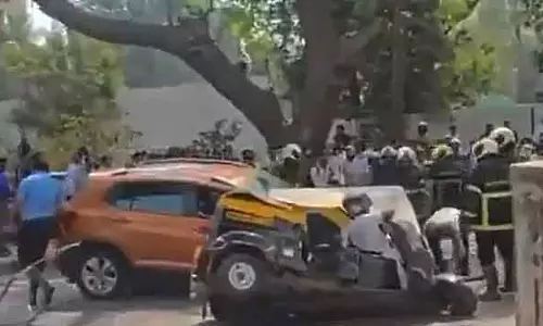 Mumbai मेट्रो का पिलर गिरने से कंक्रीट स्लैब चलती कार-ऑटो पर गिरा; एक की मौत, चार घायल Mumbai मेट्रो का पिलर गिरने से कंक्रीट स्लैब चलती कार-ऑटो पर गिरा; एक की मौत, चार घायल