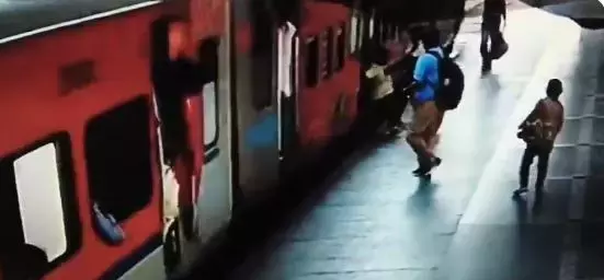 सतर्क RPF कांस्टेबल ने विजयवाड़ा स्टेशन पर यात्री की जान बचाई सतर्क RPF कांस्टेबल ने विजयवाड़ा स्टेशन पर यात्री की जान बचाई