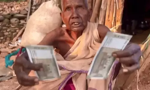 ओडिशा में ADM ने 70 वर्षीय महिला को आवास का आश्वासन दिया ओडिशा में ADM ने 70 वर्षीय महिला को आवास का आश्वासन दिया