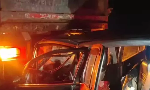 ट्रेलर से टक्कर, 5 लोगों की मौत...कार में बुरी तरह फंसे