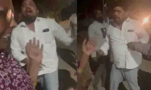 कांग्रेस के गुंडों ने आधी रात को BRS महिला उम्मीदवार पर हमला किया कांग्रेस के गुंडों ने आधी रात को BRS महिला उम्मीदवार पर हमला किया