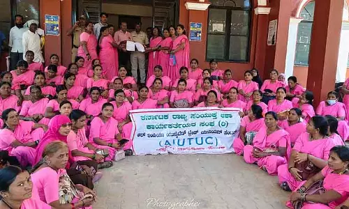 Asha वर्कर्स ने ₹10,000 मिनिमम वेज की मांग को लेकर विरोध प्रदर्शन किया Asha वर्कर्स ने ₹10,000 मिनिमम वेज की मांग को लेकर विरोध प्रदर्शन किया