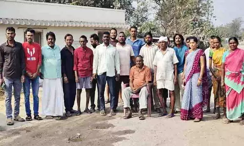 ग्रामीणों ने वाहनों को रोका, सड़क निर्माण की मांग की ग्रामीणों ने वाहनों को रोका, सड़क निर्माण की मांग की