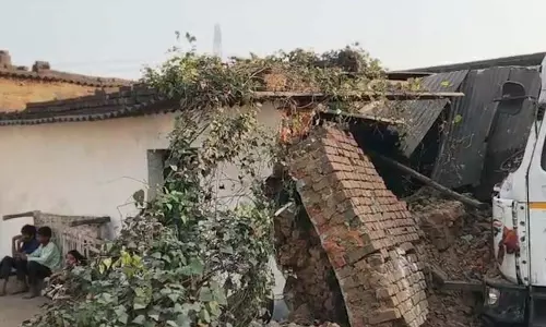 बेकाबू ट्रेलर घर में घुसा, गर्भवती महिला की मौत, ग्रामीणों का चक्काजाम बेकाबू ट्रेलर घर में घुसा, गर्भवती महिला की मौत, ग्रामीणों का चक्काजाम
