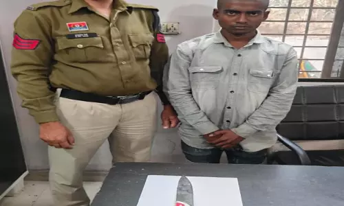 रायपुर में धारदार चाकू के साथ युवक गिरफ्तार, आम लोगों को डरा रहा था आरोपी रायपुर में धारदार चाकू के साथ युवक गिरफ्तार, आम लोगों को डरा रहा था आरोपी