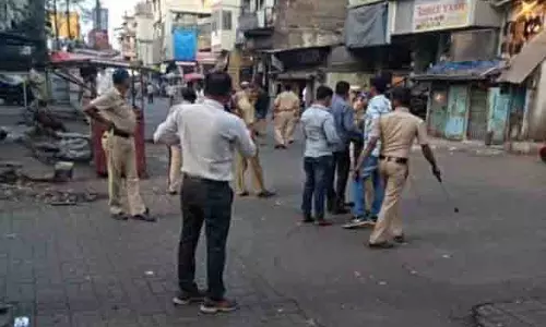 Budhwar Peth में सनसनी: 4 नाबालिग लड़कियां सीक्रेट कमरे में बंद मिलीं Budhwar Peth में सनसनी: 4 नाबालिग लड़कियां सीक्रेट कमरे में बंद मिलीं