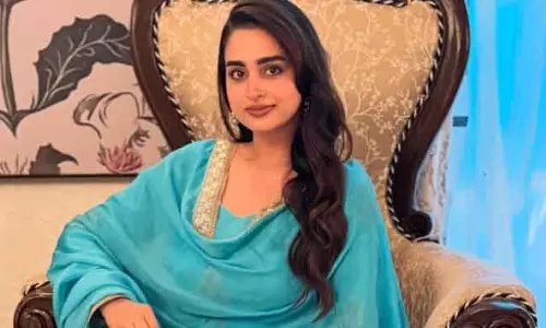 Ayesha Khan धुरंधर का शरारत ट्रेंड, पैपराज़ी को दिया करारा जवाब Ayesha Khan धुरंधर का शरारत ट्रेंड, पैपराज़ी को दिया करारा जवाब