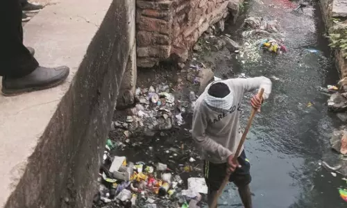 स्वच्छता सर्वेक्षण की तैयारी तेज: राजनांदगांव में महापौर और आयुक्त ने संभाली कमान स्वच्छता सर्वेक्षण की तैयारी तेज: राजनांदगांव में महापौर और आयुक्त ने संभाली कमान