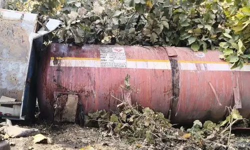 कास्टिक केमिकल से भरा टैंकर पलटा, मचा हड़कंप