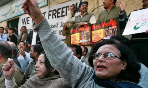 रिपोर्ट के अनुसार, Pakistan के न्यूज़ रूम में महिलाओं को अभी भी हाशिये पर धकेला जा रहा