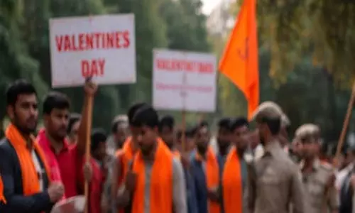 बिहार: पटना में वैलेंटाइन डे का विरोध, जोड़ों के बांटी गईं हनुमान चालीसा